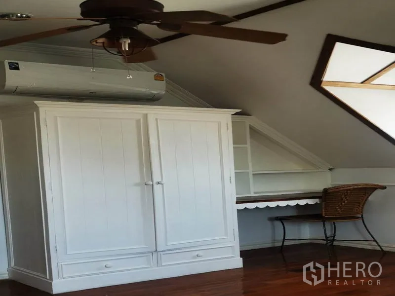 Detached House for rent in Mueang Samut Prakan, Samut Prakan - Attic room with white wardrobe, built-in study desk, ceiling fan and air conditioning.