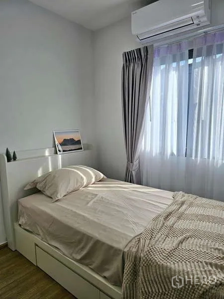 联排别墅 出租在Bang Phli, Samut Prakan - 采光单人卧室，设窗户、空调与柔和色系床品。