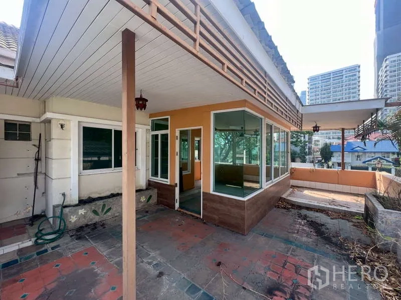 Detached House for rent in Watthana, Bangkok - Outdoor terrace with covered walkway and angular sunroom structure.