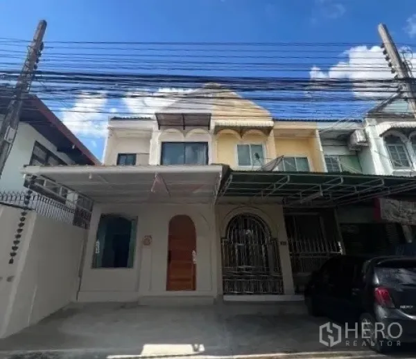 Townhouse for rent or sale in Phra Khanong, Bangkok - Two-storey townhouse facade with covered carport in Bang Chak, Phra Khanong, Bangkok.