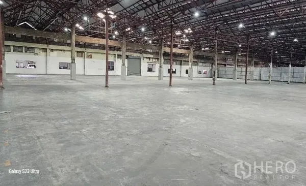 货栈 出租在Lam Luk Ka, Pathum Thani - 开敞布局展示柱网与屋架，大跨度空间便于储存与操作。