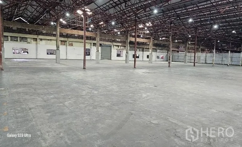 货栈 出租在Lam Luk Ka, Pathum Thani - 开敞布局展示柱网与屋架，大跨度空间便于储存与操作。