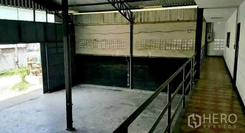 货栈 出租在Sai Mai, Bangkok - 夹层走道俯视装卸区与大型入口门。