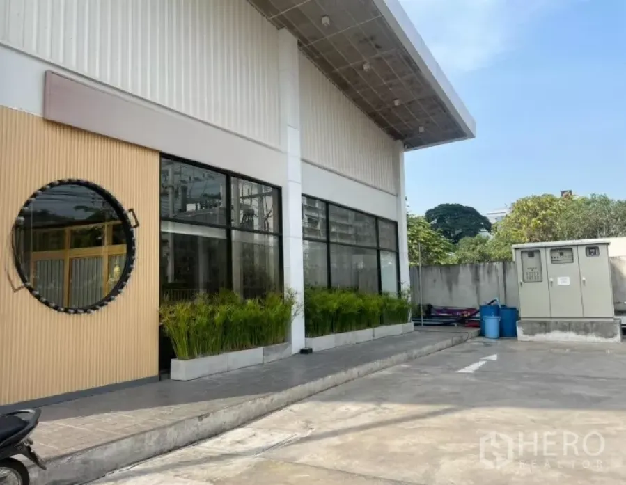 Retail Space for rent in Watthana, Bangkok - Side elevation of the retail unit showing large glass facade, canopy roof and parking apron.