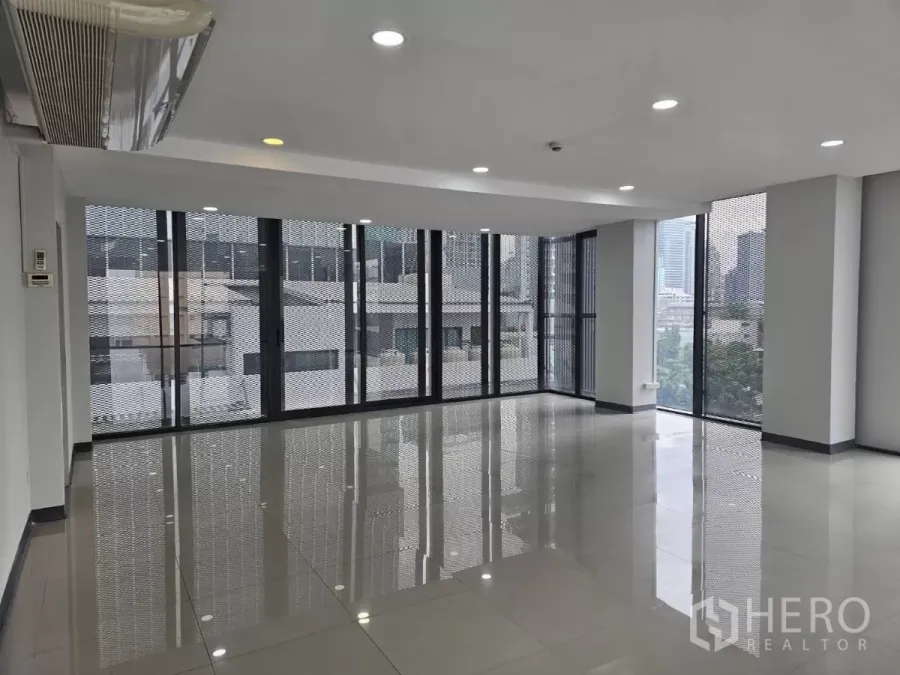 办公空间 出租在Sathon, Bangkok - 明亮的开放式办公室，转角落地窗、光亮地砖与嵌入式灯光，位于曼谷沙吞区。