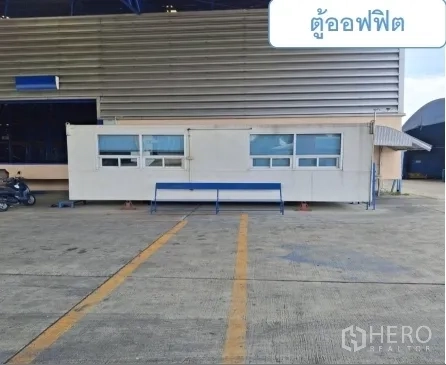 Warehouse for rent in Mueang Pathum Thani, Pathum Thani - Portable site office container beside the warehouse loading area.