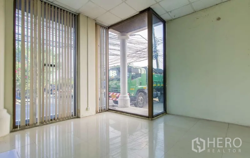 办公空间 出租或出售在Huai Khwang, Bangkok - 转角办公室，超高玻璃窗与百叶帘，可眺望街景，靠近MRT Sutthisan。