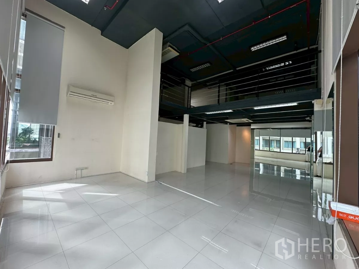 Office Space for rent in Khlong Toei, Bangkok - Double-height office featuring a mezzanine walkway, split-type AC and floor-to-ceiling windows.