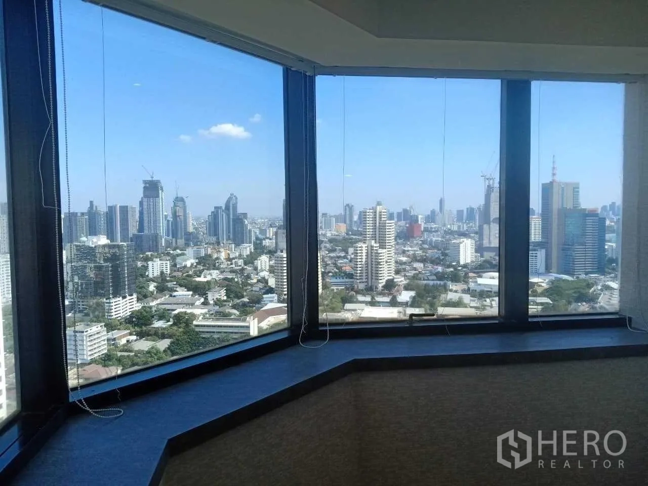 Condominium for rent in Khlong Toei, Bangkok - Expansive Bangkok city view through floor-to-ceiling corner windows.