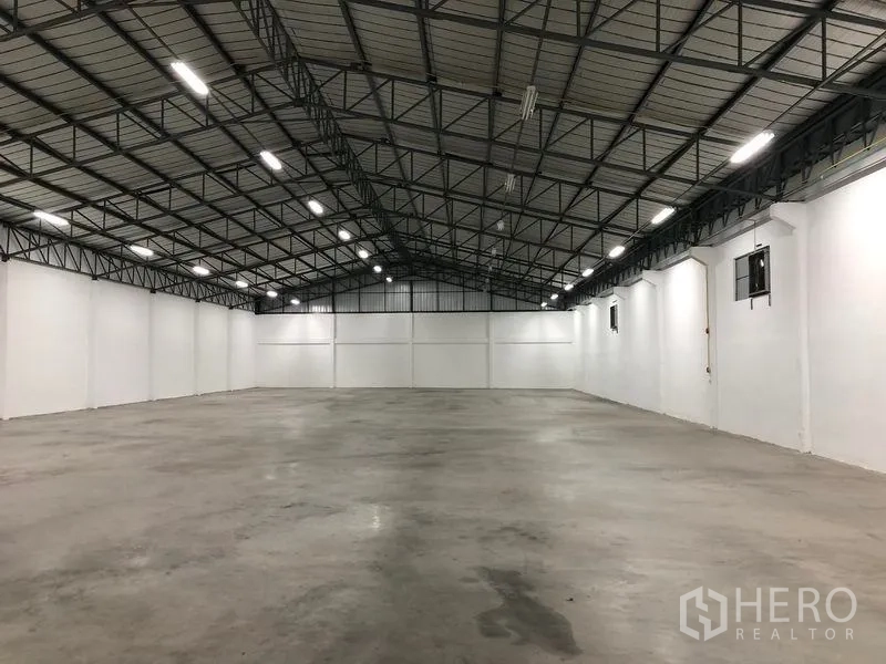 货栈 出租在Pak Kret, Nonthaburi - 通透的仓库大厅，设通风窗与整齐的顶灯照明。