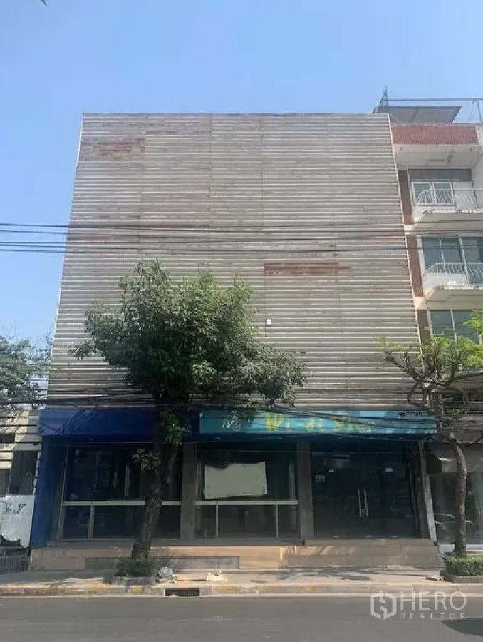 Shophouse for rent in Watthana, Bangkok - Street-facing multi-storey shophouse exterior with wide glass frontage in Ekkamai, Watthana.