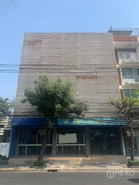 Shophouse for rent in Watthana, Bangkok - Street-facing multi-storey shophouse exterior with wide glass frontage in Ekkamai, Watthana.
