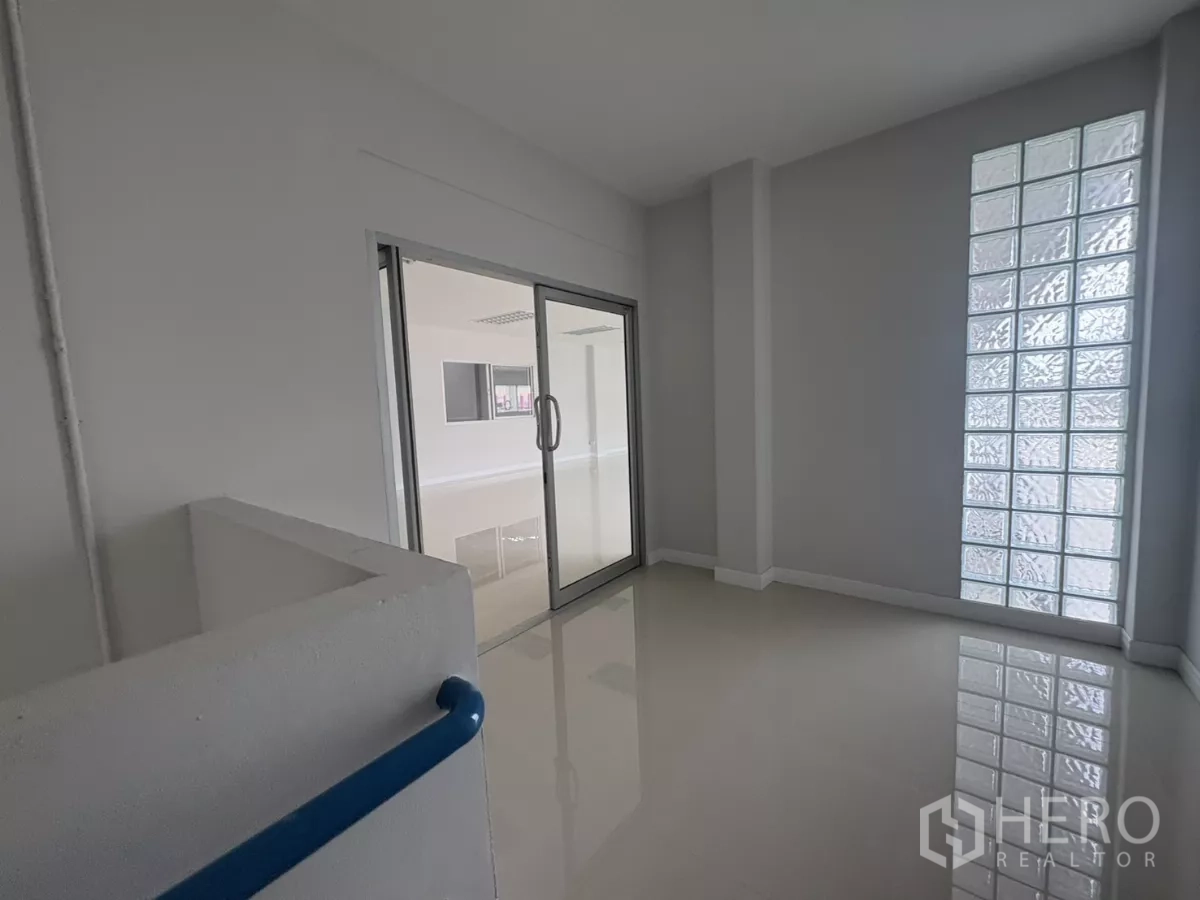 Factory for rent in Bang Phli, Samut Prakan - Upper-floor office area with multiple windows and ceiling light panels.