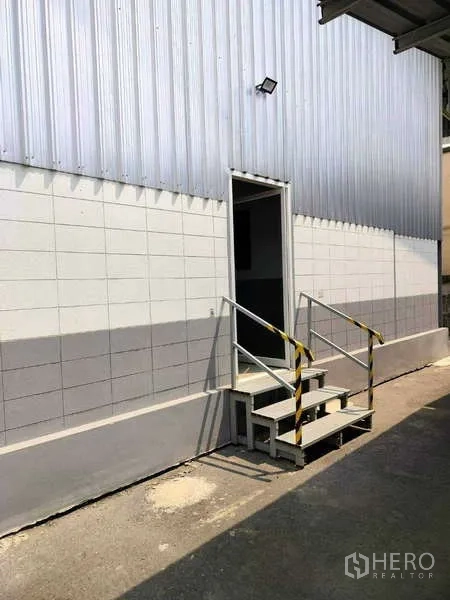Warehouse for rent in Lat Krabang, Bangkok - Metal steps with safety rails leading to a side access door