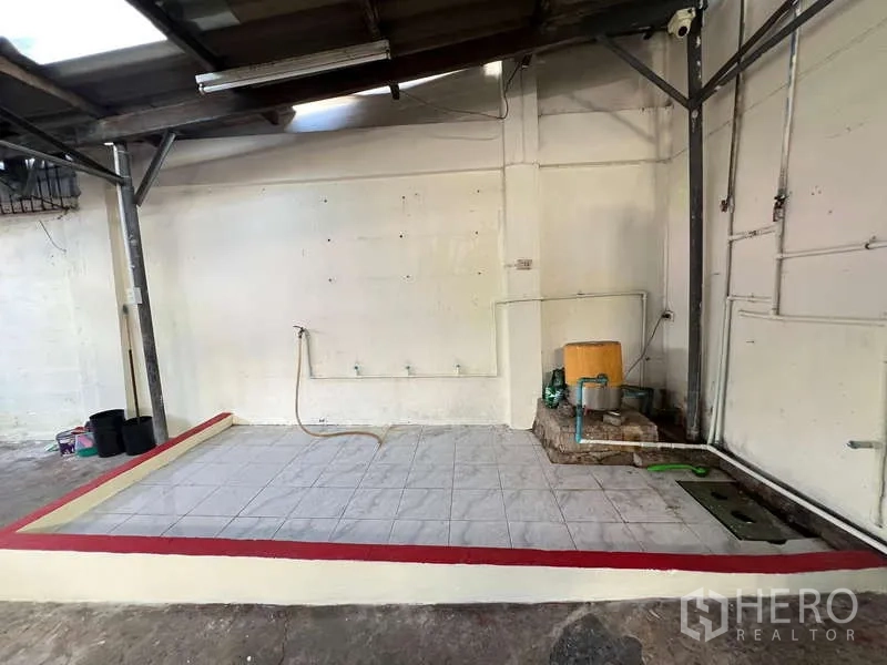 Shophouse for rent in Suan Luang, Bangkok - Rear utility zone with raised tiled platform, plumbing and power points.