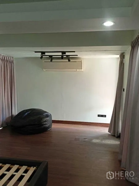 Home Office for rent in Watthana, Bangkok - Cozy room with wood flooring, curtains and ceiling track lights.
