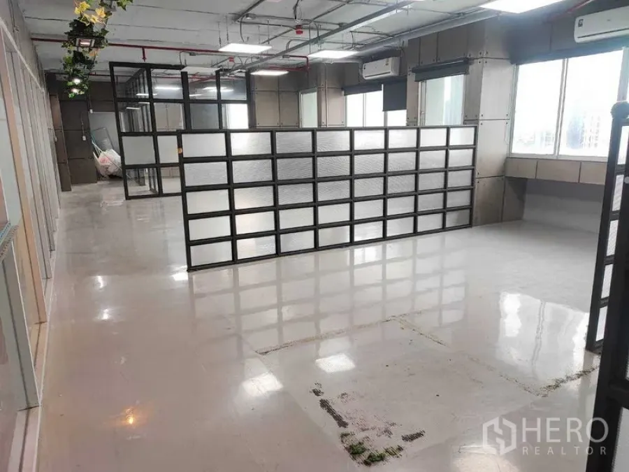 สำนักงาน ให้เช่าในWatthana, Bangkok - สำนักงานสไตล์ลอฟท์มีฉากกั้นกระจกฝ้า พื้นอีพ็อกซี่เงา ฝ้าเพดานลอย และหน้าต่างบานใหญ่