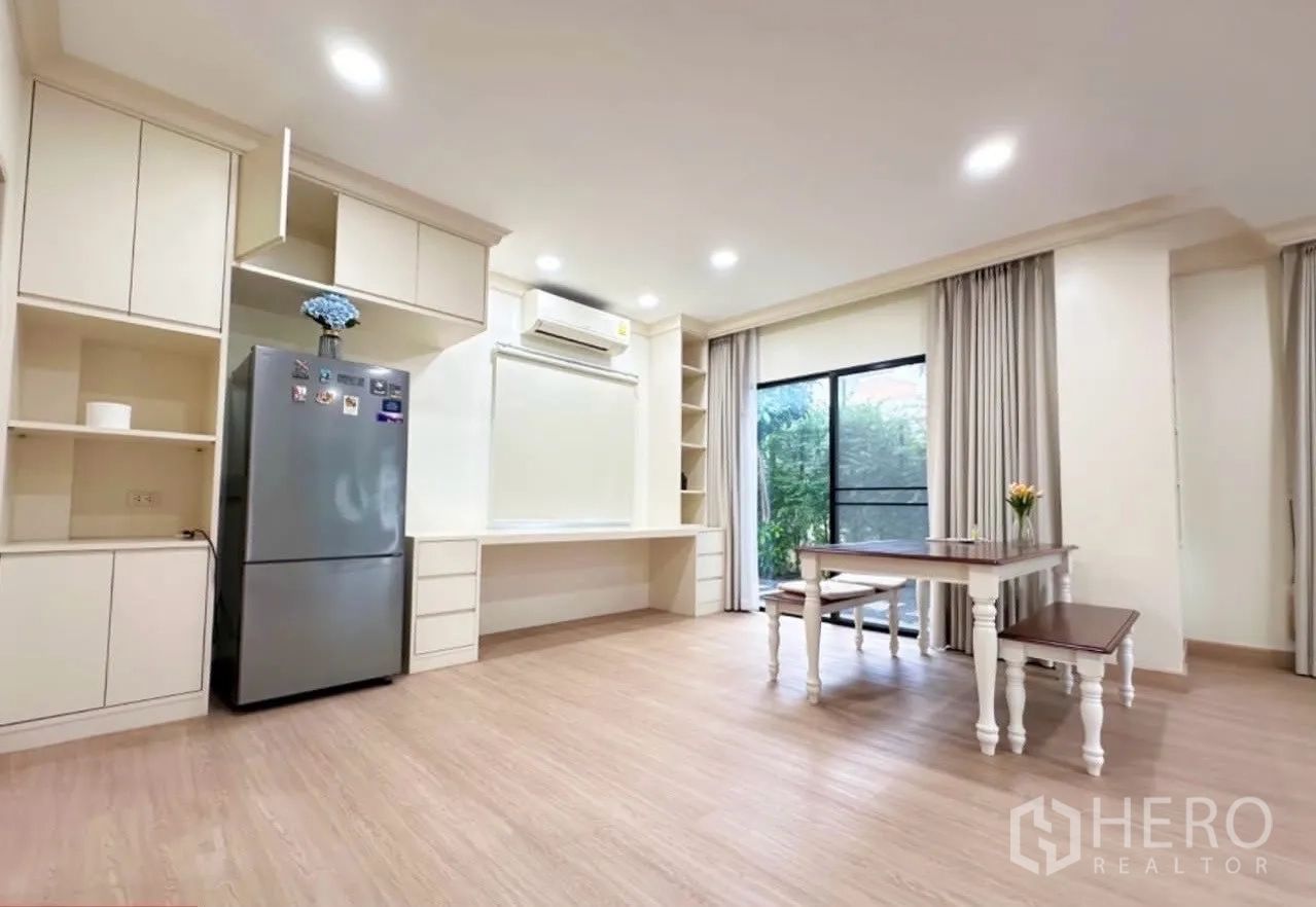 Detached House for sale in Lam Luk Ka, Pathum Thani - Dining corner beside sliding doors with a wall-to-wall built-in desk and storage.