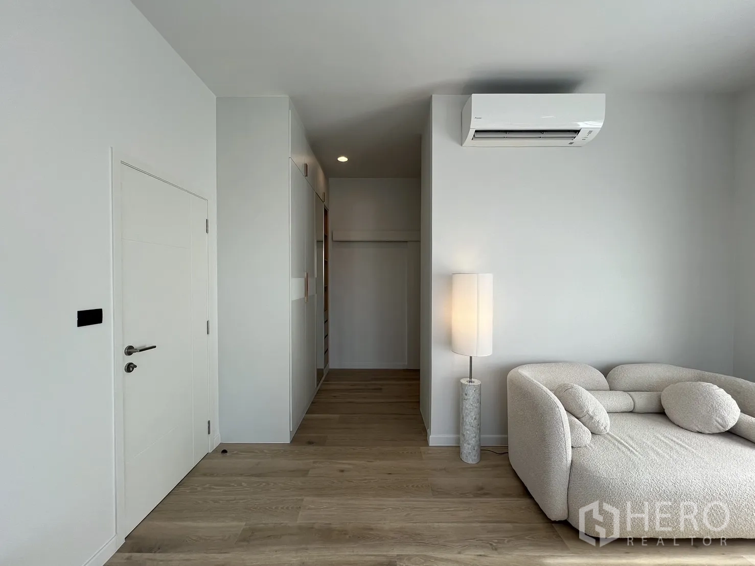 Detached House for rent or sale in Bang Kapi, Bangkok - Walk-in closet corridor with built-in wardrobes and mirrored panels.