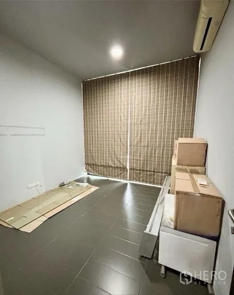 Home Office for rent in Watthana, Bangkok - Compact room with tiled floor, air conditioner and blackout curtains.