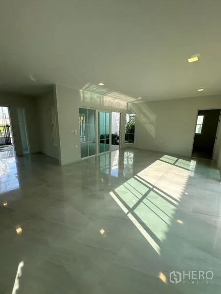 Detached House for rent - Sunlit open-plan living and dining area with glossy tile floors and large windows.