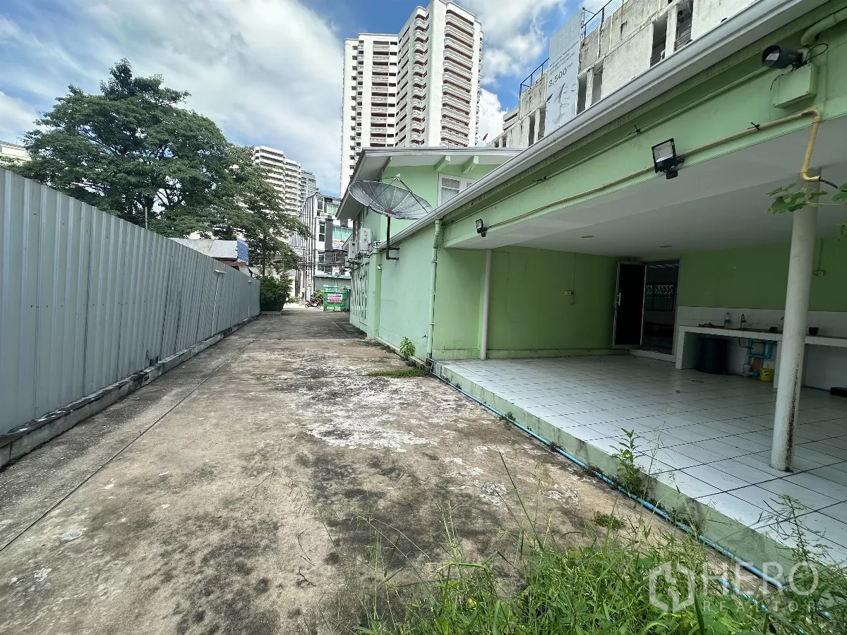 Retail Space for rent in Watthana, Bangkok - Long driveway leading to tiled covered patio and service area at rear.
