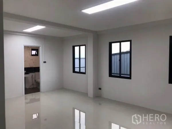 货栈 出租或出售在Nong Chok, Bangkok - 仓库内明亮办公室，亮面地砖，黑框窗户，并有通往卫浴的门。