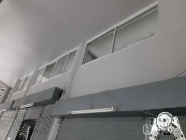 办公空间 出租在Khlong Toei, Bangkok - 商用立面层高挑高，卷闸门与上层窗户，位于素坤逸一带