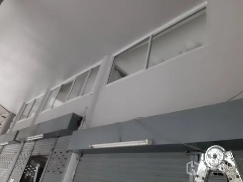 办公空间 出租在Khlong Toei, Bangkok - 商用立面层高挑高，卷闸门与上层窗户，位于素坤逸一带