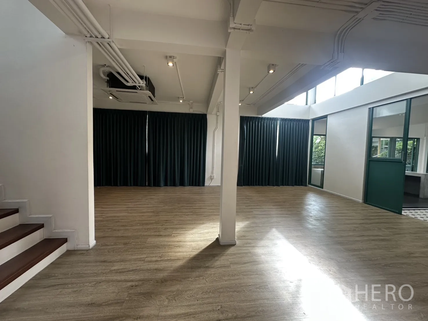 带办公室的家 出租或出售在Phra Khanong, Bangkok - 带立柱的多功能大厅，长条天窗与绿色框玻璃隔间