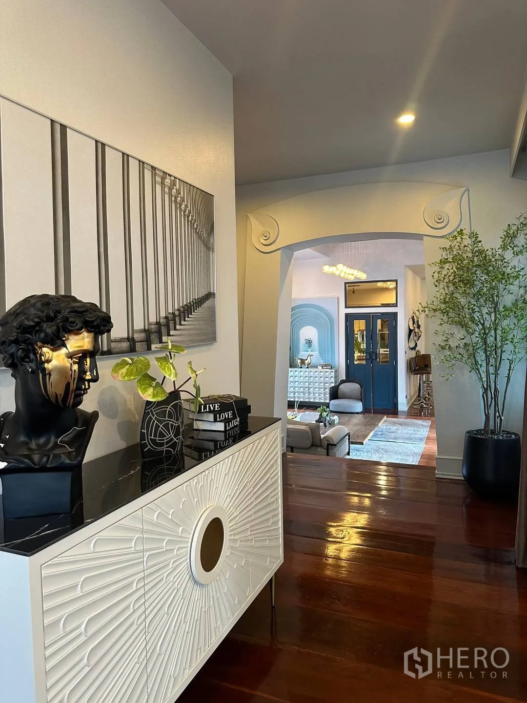 Detached House for rent in Watthana, Bangkok - Hallway console with artwork and view into a bright lounge.