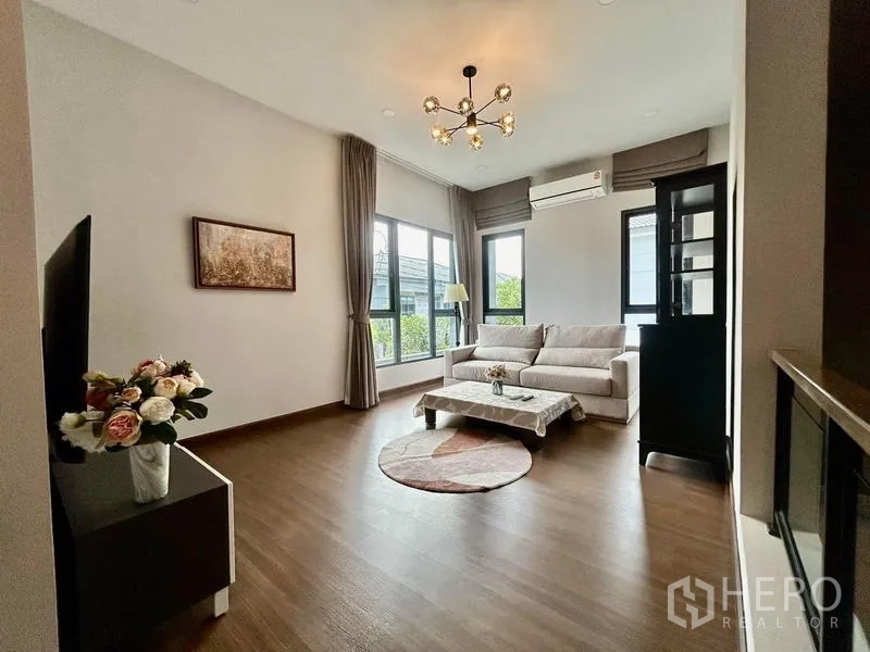 Detached House for rent in Bang Phli, Samut Prakan - Upstairs family lounge with sofa, TV and corner windows.