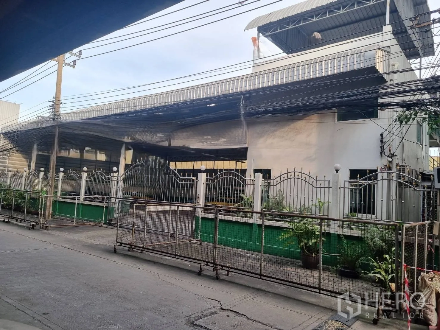 โกดัง for sale in Yan Nawa, Bangkok - ด้านหน้าโกดังพร้อมรั้วและโครงหลังคาคลุมติดถนนภายในซอย
