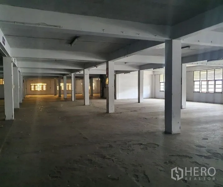 Factory for rent in Bang Kho Laem, Bangkok - Columned floor plate with side windows and smooth concrete slab.