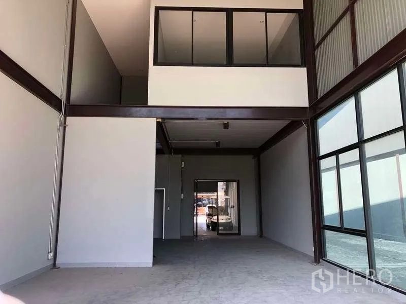 Warehouse for rent in Bang Phli, Samut Prakan - Spacious interior with tall steel beams, side glazing and drive-in access.