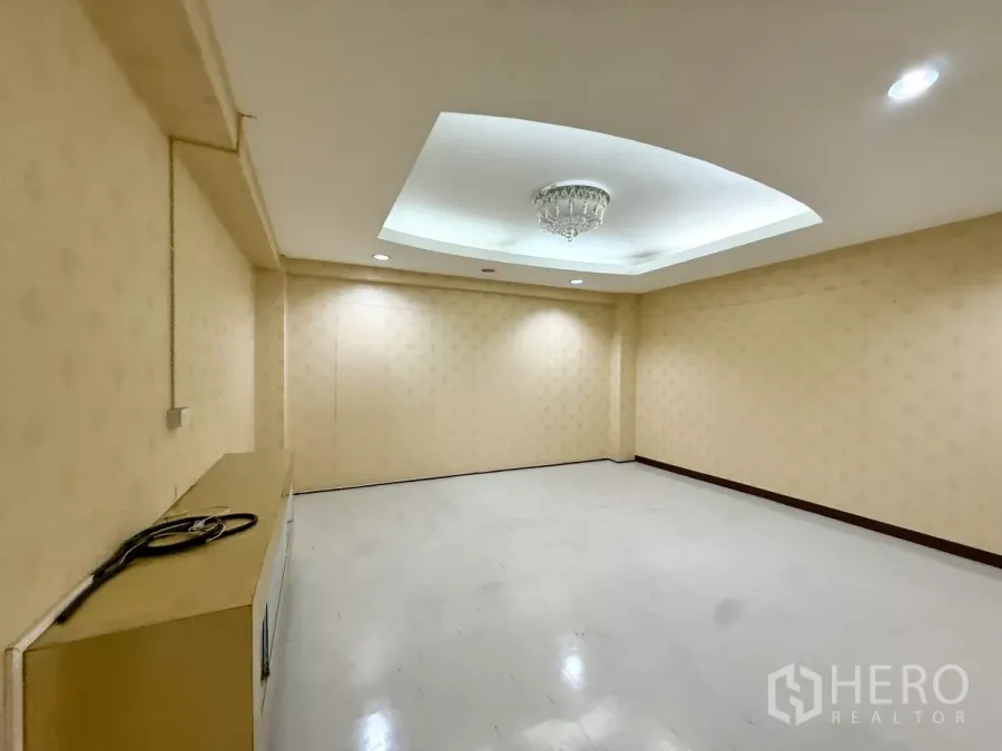 สำนักงาน ให้เช่าในDin Daeng, Bangkok - ห้องประชุมกว้างมุมมองอื่น เพดานหลุม ไฟดาวน์ไลท์ วอลล์เปเปอร์ครีม