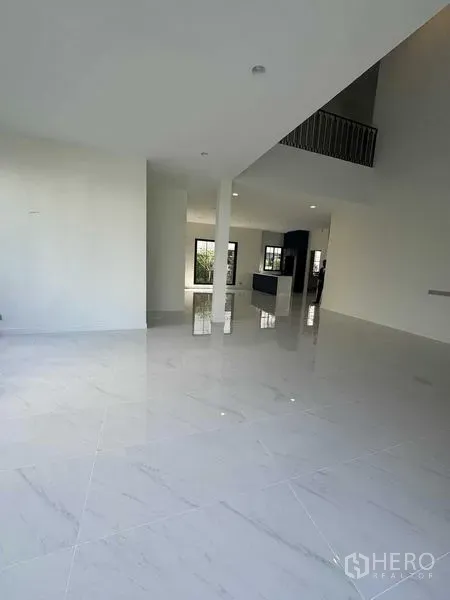 独立式住宅 出租在Bang Khen, Bangkok - 宽敞起居用餐区，通高挑空设计与栏杆夹层，地面光洁明亮。