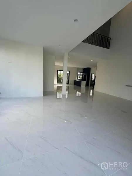 独立式住宅 出租在Bang Khen, Bangkok - 宽敞起居用餐区，通高挑空设计与栏杆夹层，地面光洁明亮。