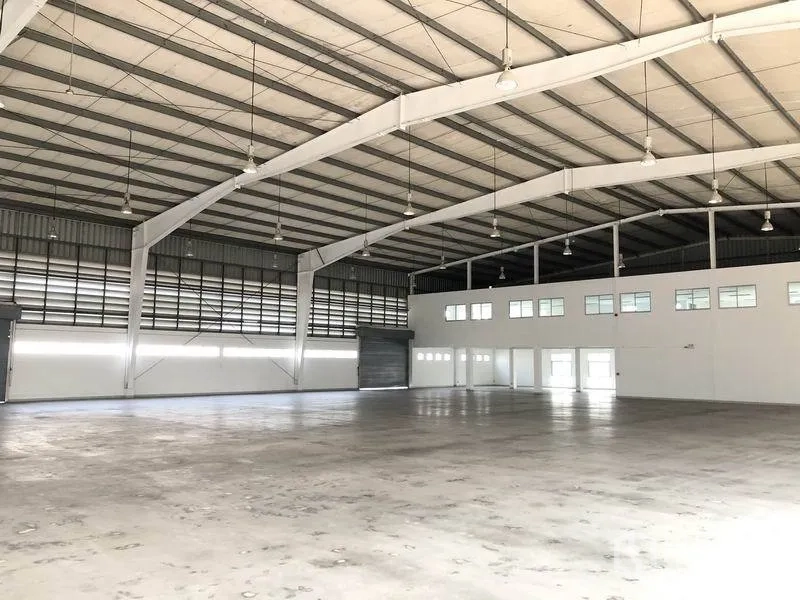 Factory for rent in Bang Pa-in, Phra Nakhon Si Ayutthaya - Large manufacturing space with overhead lights and multiple roller doors.