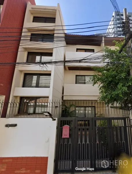 联排别墅 出租在Khlong Toei, Bangkok - 瓦他那区四层联排别墅外立面，带铁门与阳台。