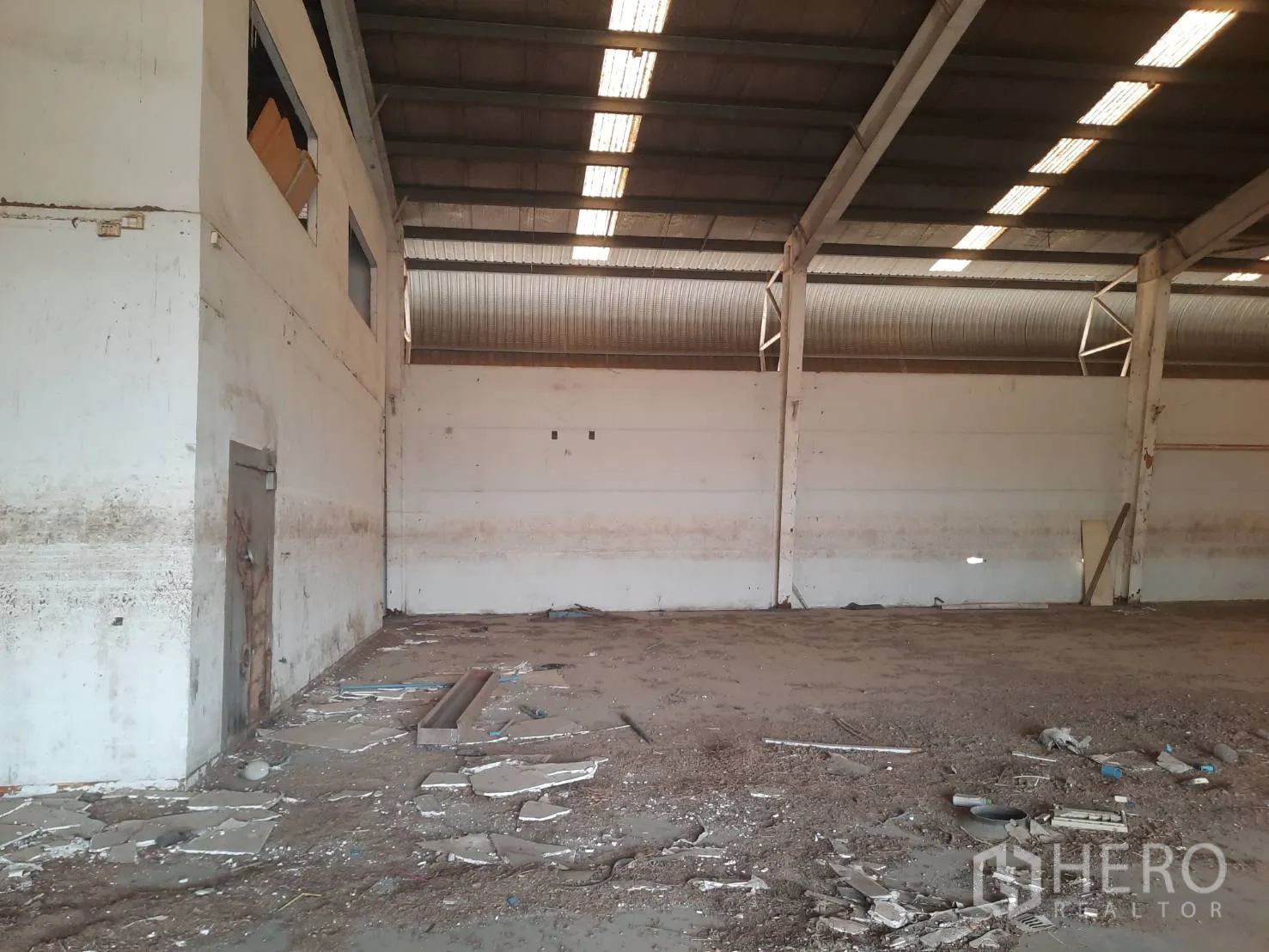Factory for sale in Bang Pa-in, Phra Nakhon Si Ayutthaya - Warehouse floor and solid walls showing space ready for refurbishment.