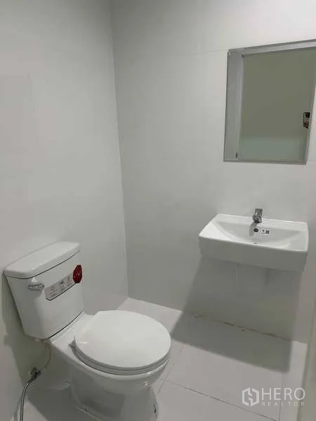 工厂 出租在Khlong Luang, Pathum Thani - 洁净卫生间，配坐便器、洗手盆与镜子。