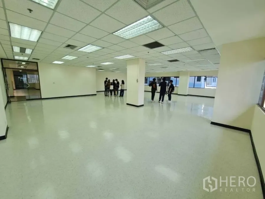 办公空间 出租在Watthana, Bangkok - 宽敞的开放式办公室，格栅吊顶与荧光灯，乙烯基地板，大窗采光充足。