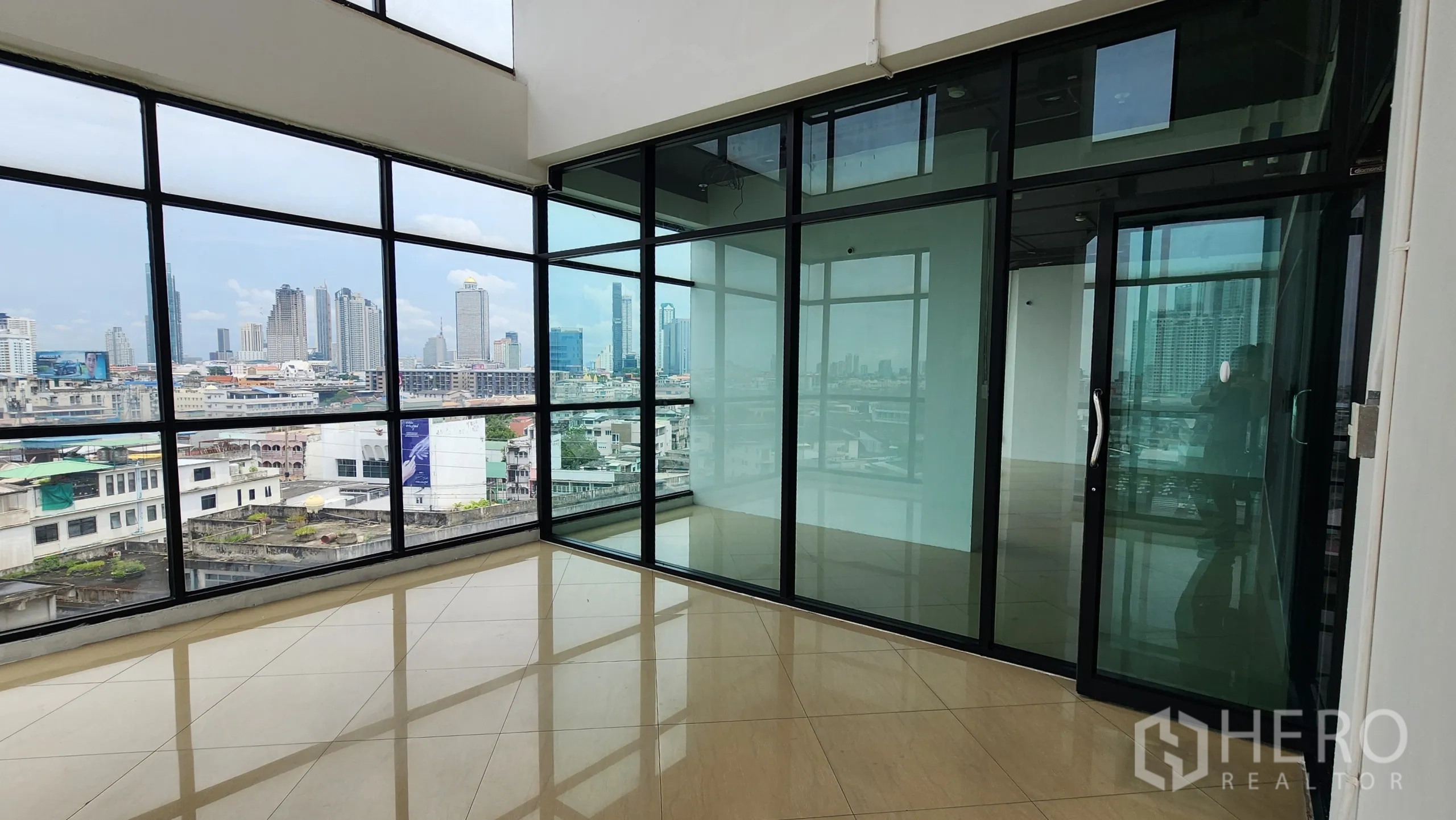 Office Space for rent in Yan Nawa, Bangkok - Corner workspace with floor-to-ceiling glazing and wide Bangkok skyline view.