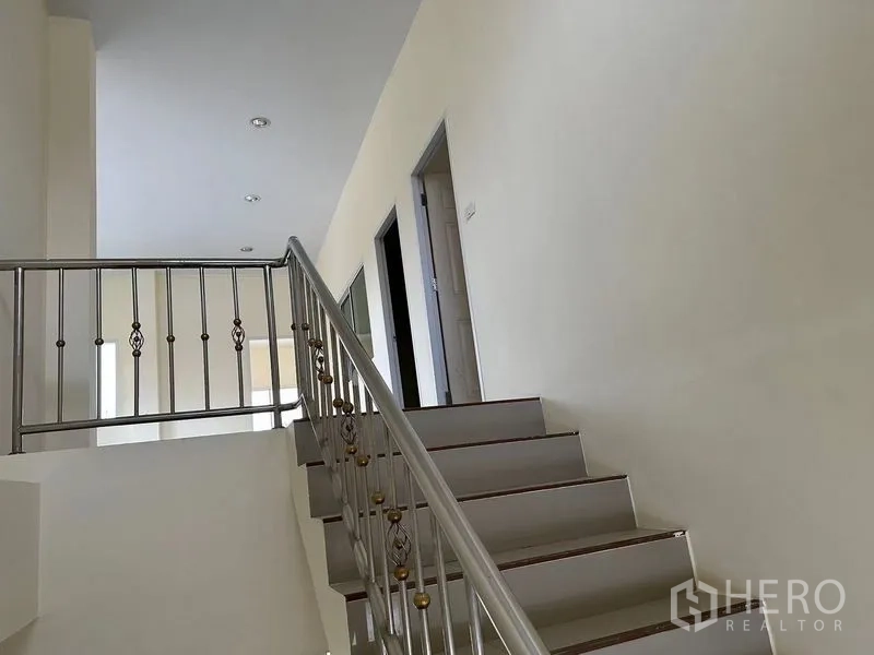 Warehouse for rent in Mueang Samut Sakhon, Samut Sakhon - Stainless-steel staircase with decorative balusters leading to the upper office level.