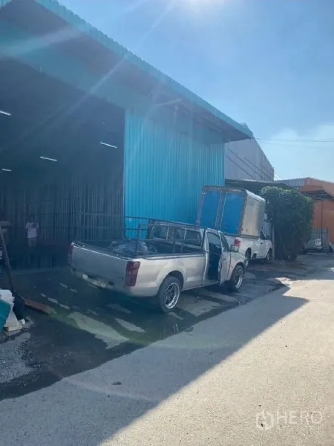 Warehouse for rent in Bueng Kum, Bangkok - Street-side access to the warehouse with sheltered loading bay suitable for pickups and delivery vans.