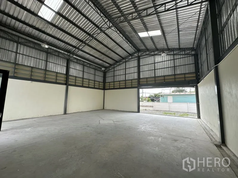 Factory for rent or sale in Bang Yai, Nonthaburi - Spacious factory floor with ventilated wall panels and polished concrete.