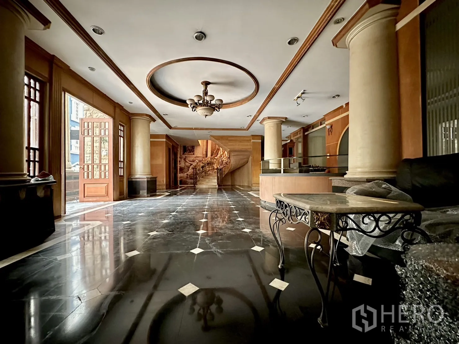 Home Office for rent in Huai Khwang, Bangkok - Grand marble lobby with chandelier, classical columns and curved staircase in a Bangkok home office.