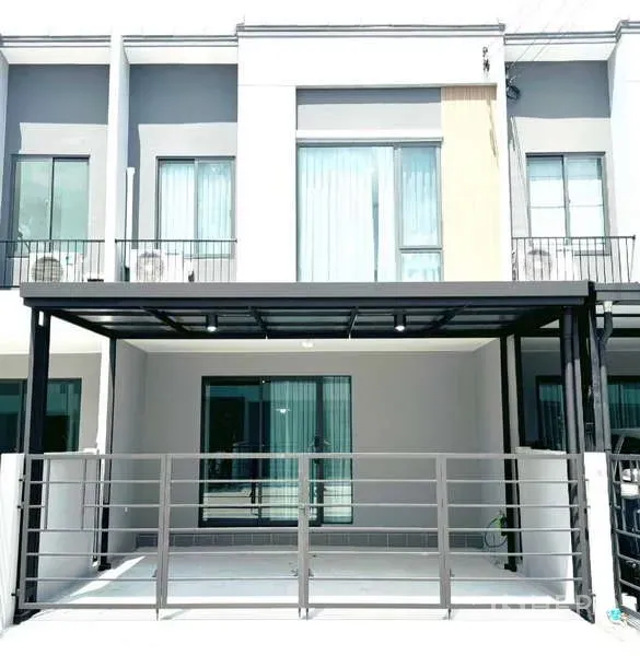 Townhouse for rent in Bang Phli, Samut Prakan - Modern two-storey townhouse facade with gated covered carport.
