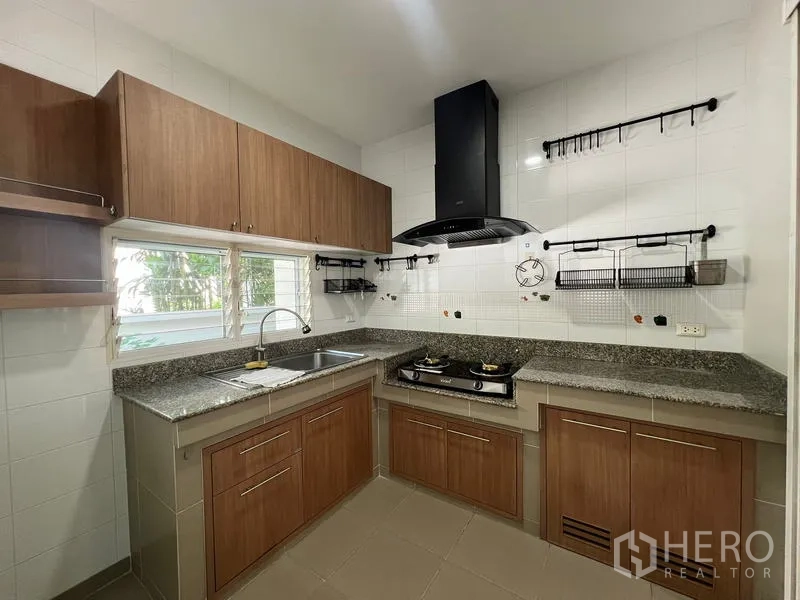 Detached House for rent in Bang Kapi, Bangkok - Enclosed Thai kitchen with granite countertops, gas hob and extractor.